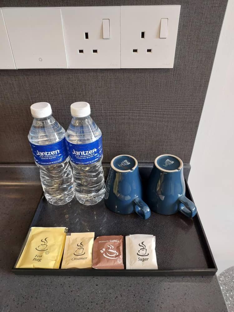 Millerz Square By Mykey Apartment กัวลาลัมเปอร์ ภายนอก รูปภาพ Bottled water in a hotel room