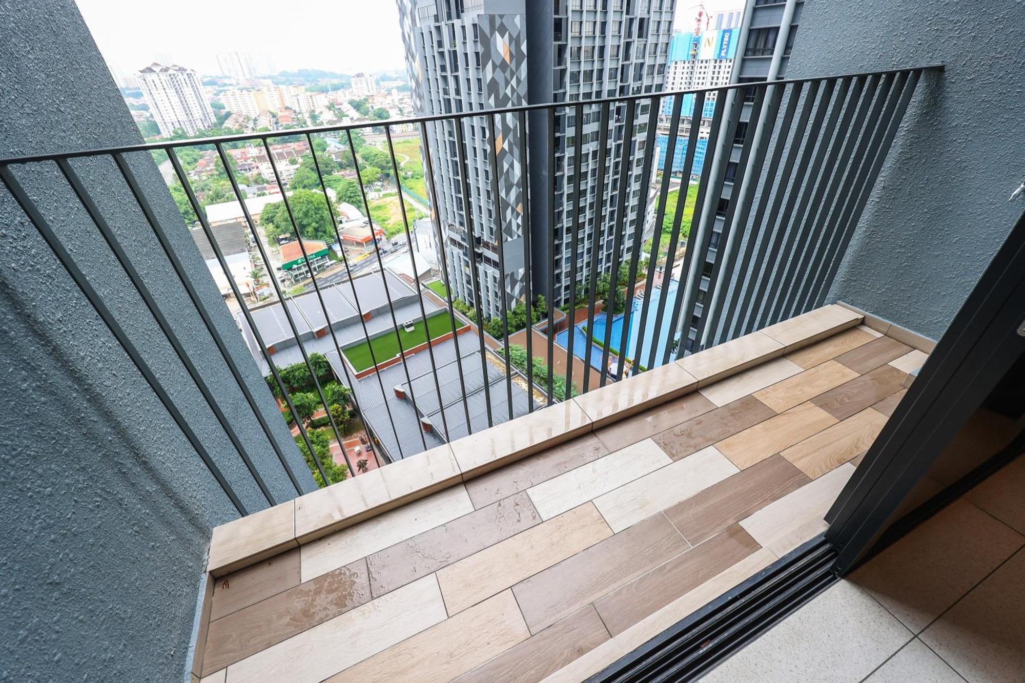 Millerz Square By Mykey Apartment กัวลาลัมเปอร์ ภายนอก รูปภาพ A balcony in a condominium