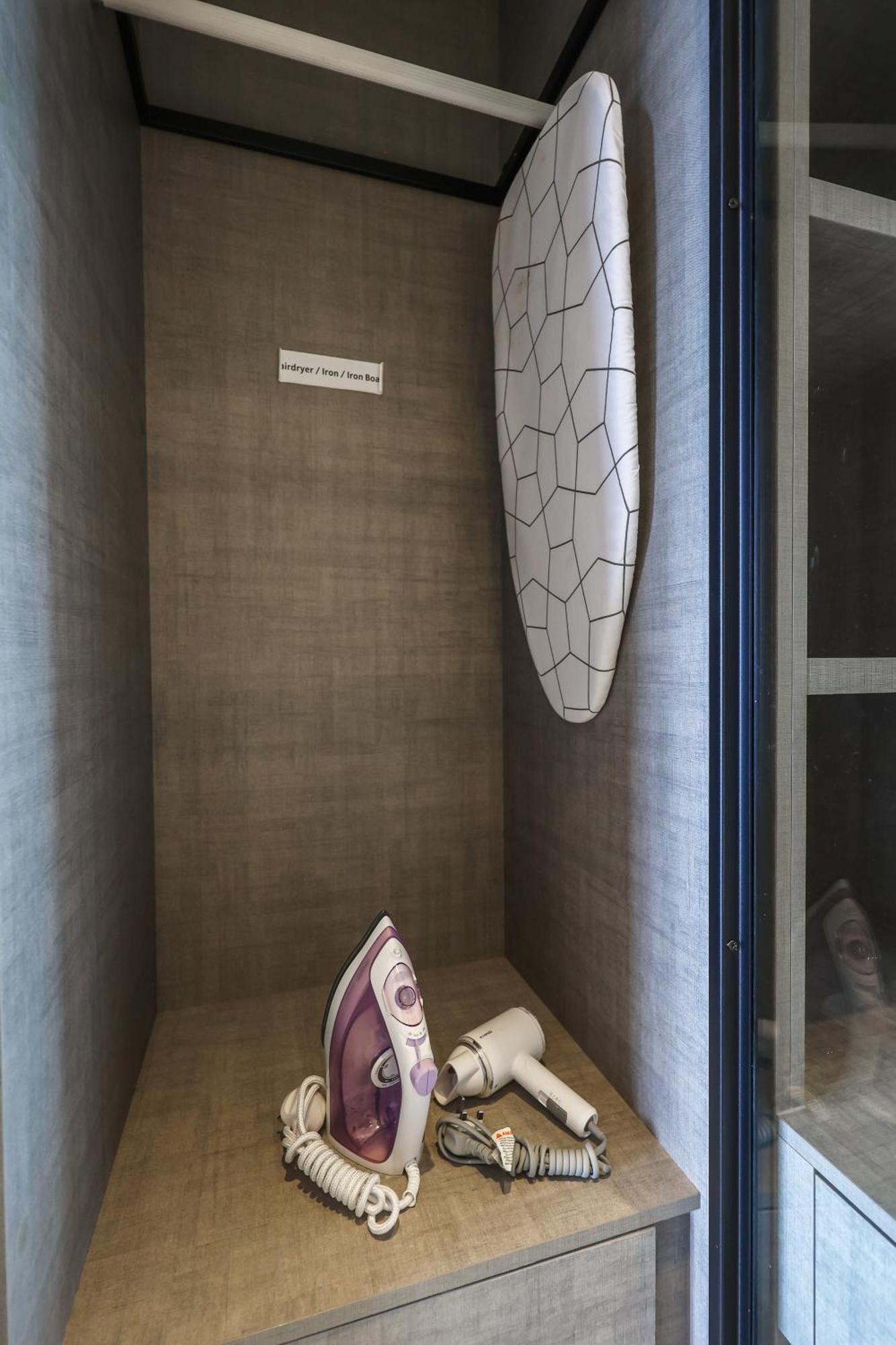 Millerz Square By Mykey Apartment กัวลาลัมเปอร์ ภายนอก รูปภาพ A surfboard in a hotel room
