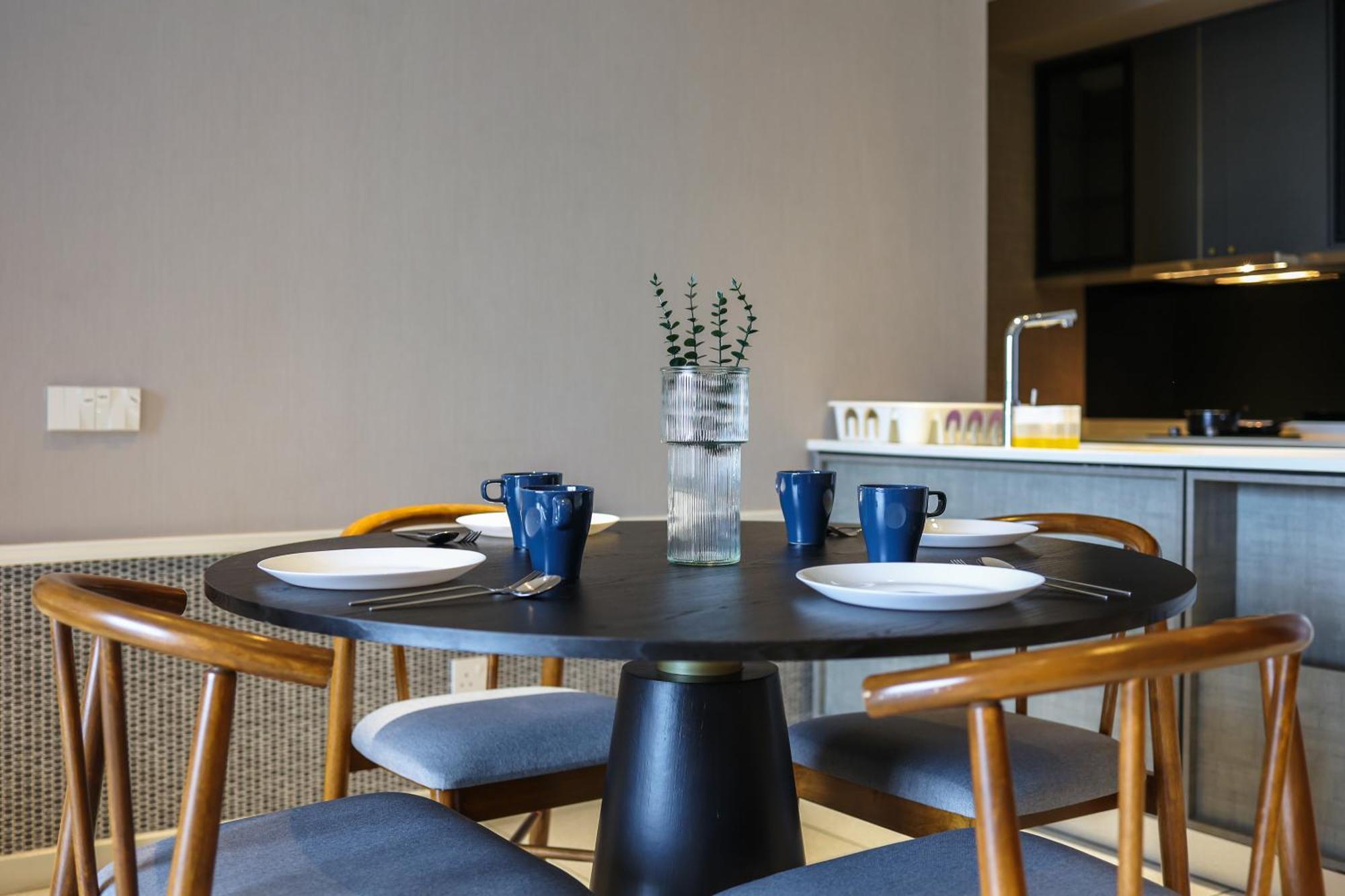 Millerz Square By Mykey Apartment กัวลาลัมเปอร์ ภายนอก รูปภาพ A dining table with four chairs