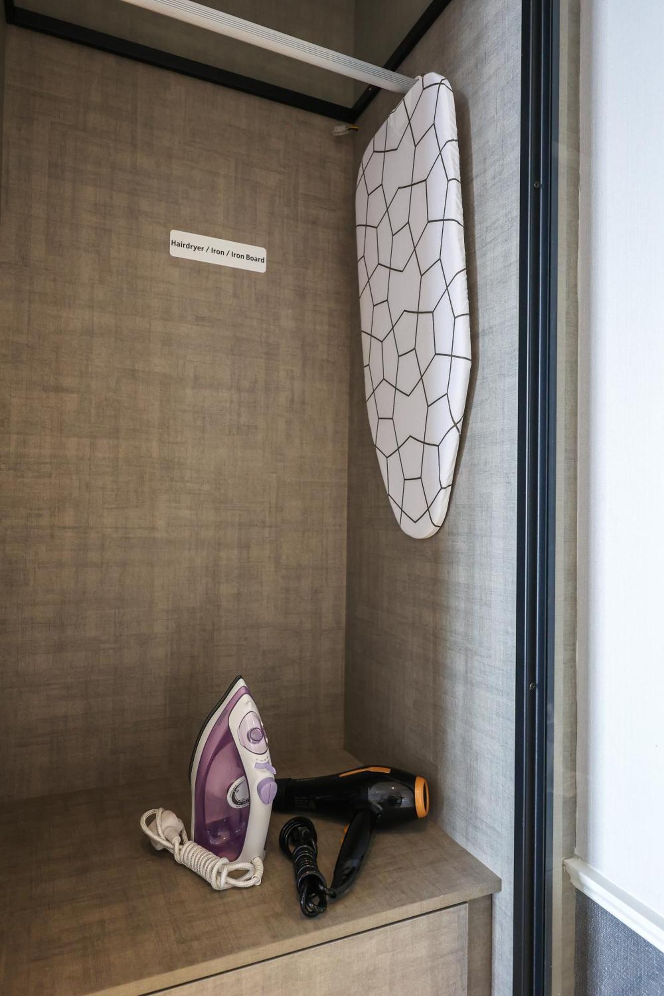 Millerz Square By Mykey Apartment กัวลาลัมเปอร์ ภายนอก รูปภาพ A refrigerator with a built-in ironing board