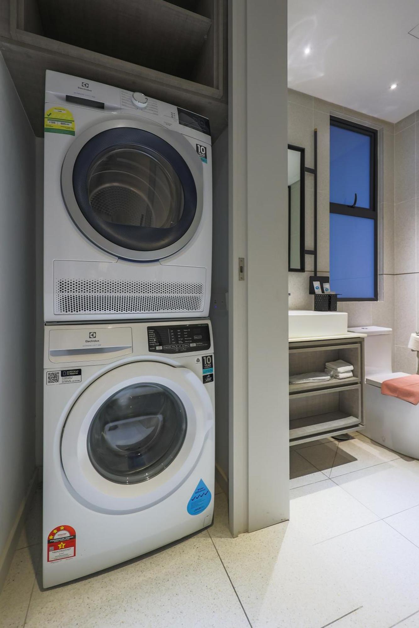 Millerz Square By Mykey Apartment กัวลาลัมเปอร์ ภายนอก รูปภาพ A stacked washer and dryer