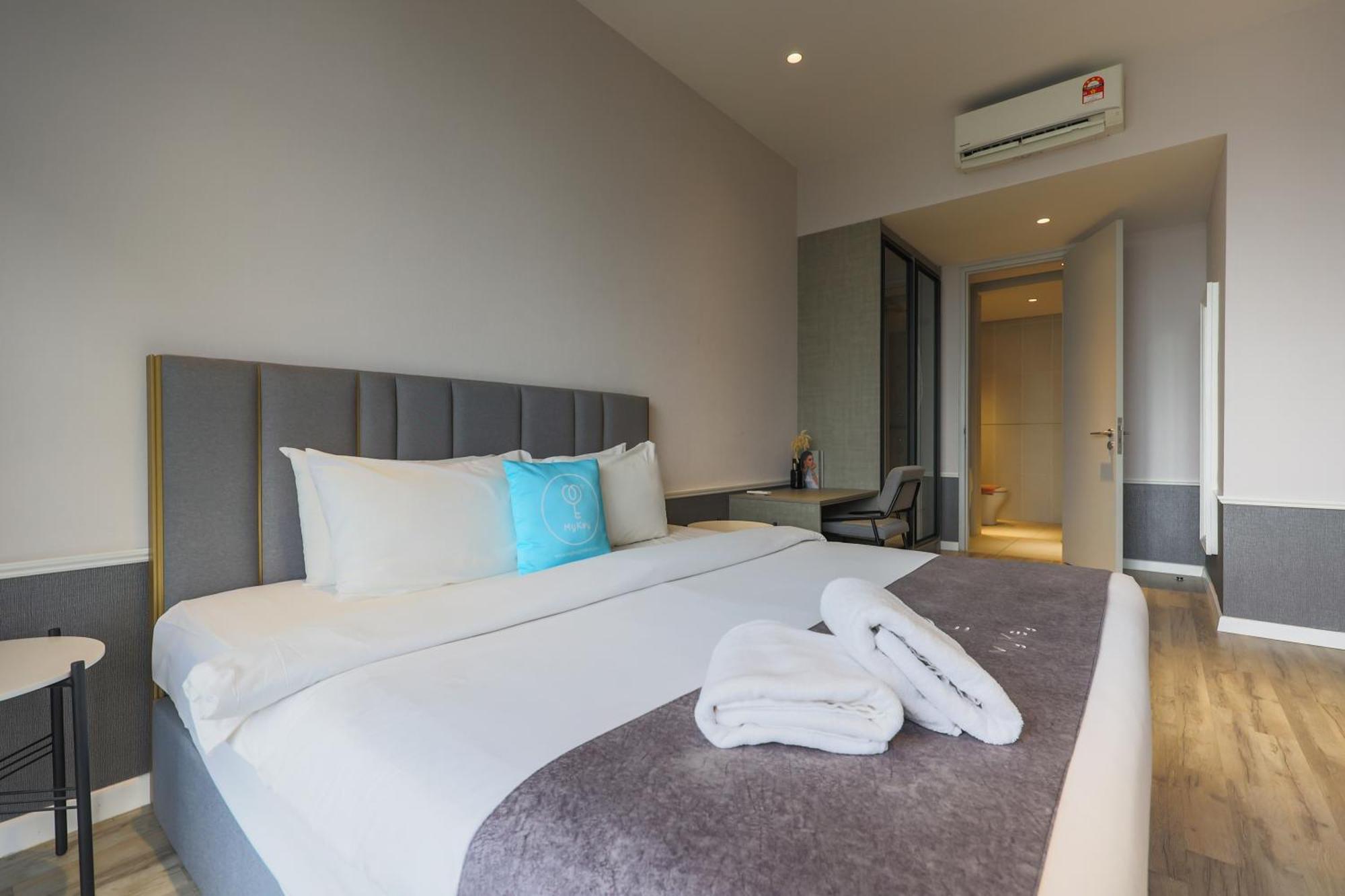 Millerz Square By Mykey Apartment กัวลาลัมเปอร์ ภายนอก รูปภาพ A bedroom in a serviced apartment in Kuala Lumpur, Malaysia.