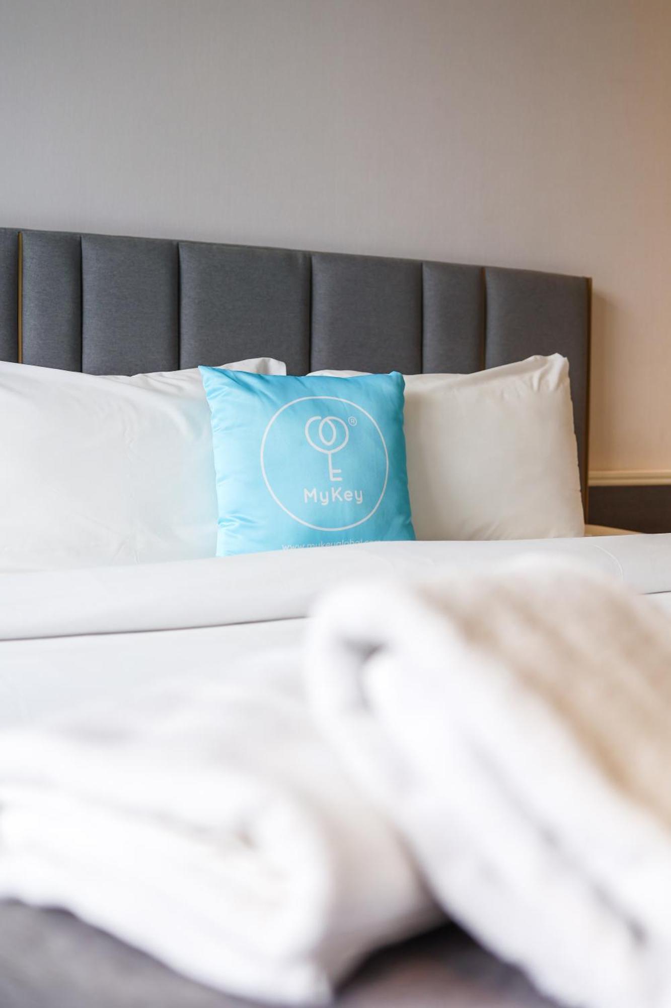 Millerz Square By Mykey Apartment กัวลาลัมเปอร์ ภายนอก รูปภาพ A pillow with the Hurawalhi logo