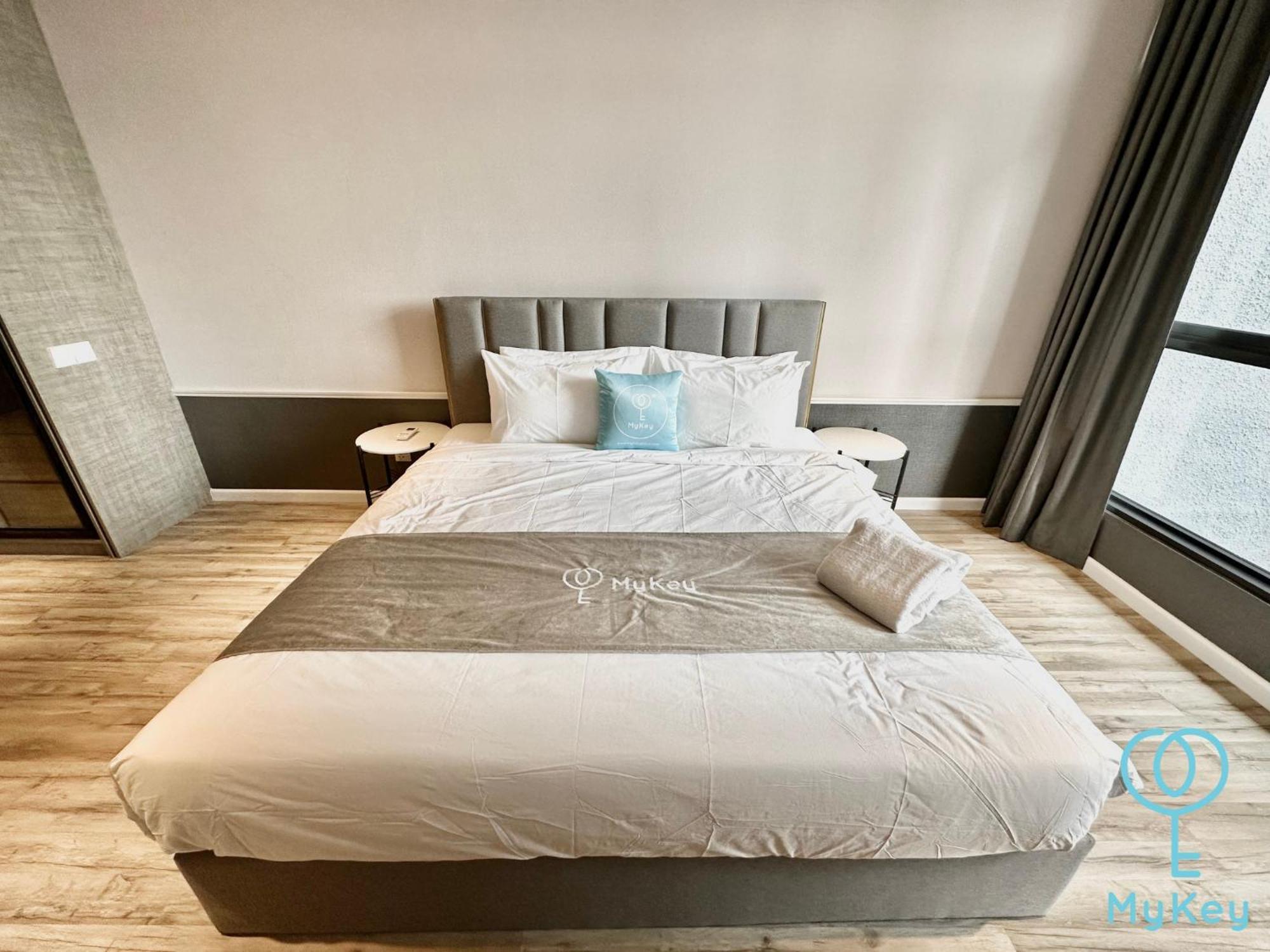 Millerz Square By Mykey Apartment กัวลาลัมเปอร์ ภายนอก รูปภาพ A bedroom in a serviced apartment in Hong Kong